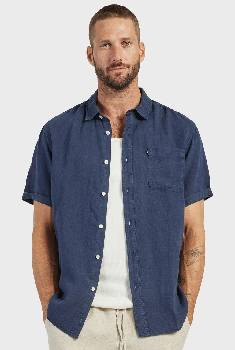 Hampton Linen Short Sleeve Shirt in Navy - Image 3