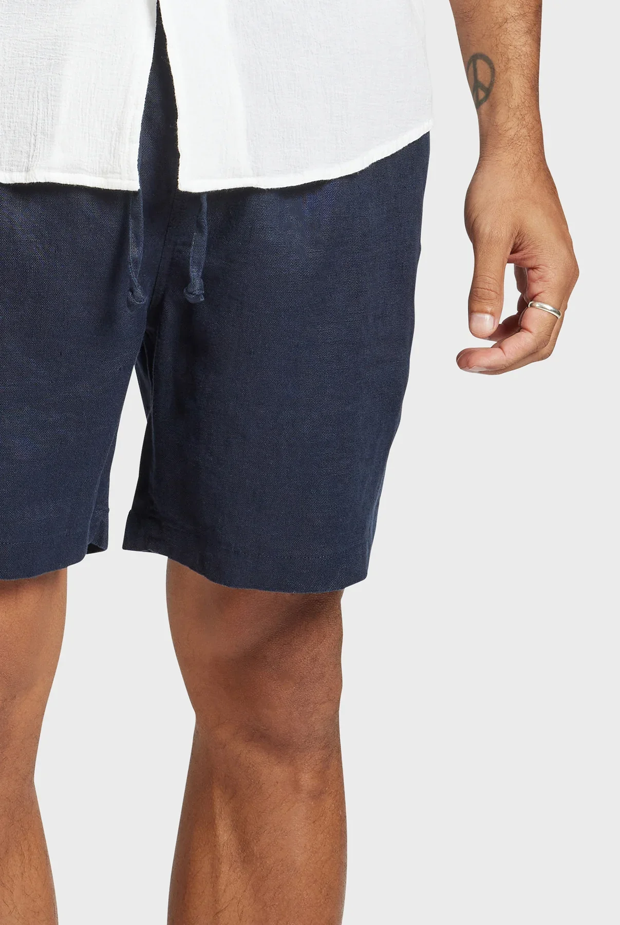 Riviera Linen Short in Navy - Image 4
